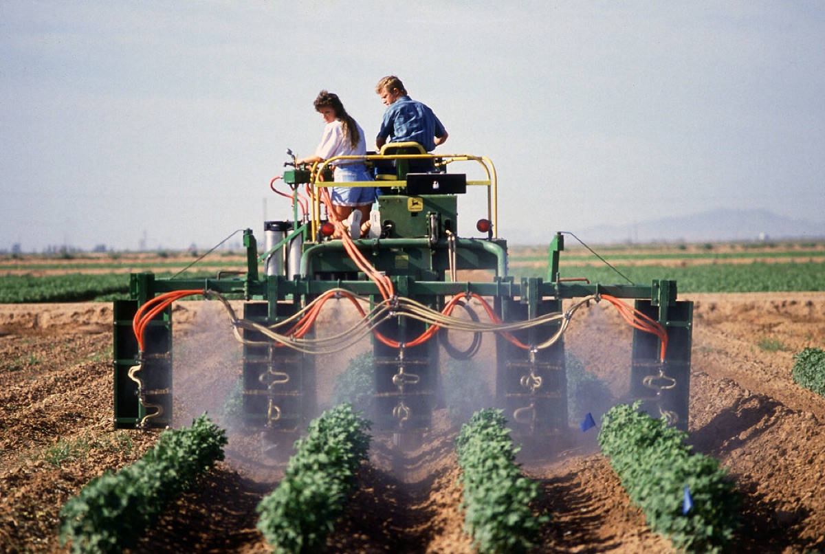 Tweede foto: boer in veld met tractor