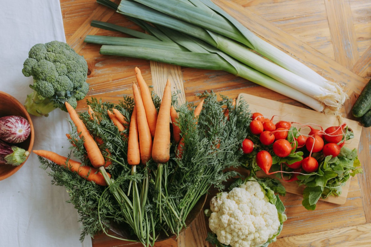 Panier de légumes racines et feuilles fraîchement récoltés.