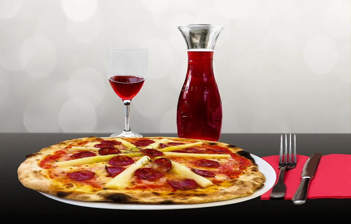 eat, pizza, drink, restaurant, wine, wine glass, carafe, plate, cutlery, knife, fork, glass, red wine, italy, italian cuisine, italian food, food, pizza, pizza,