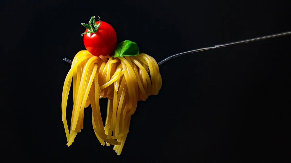 spaghetti, pasta, noodles, italian, eat, food, carbohydrates, cook, lunch, italy, vegetarian, meal, nutrition, tasty, delicious, fork, cutlery, italian food, it