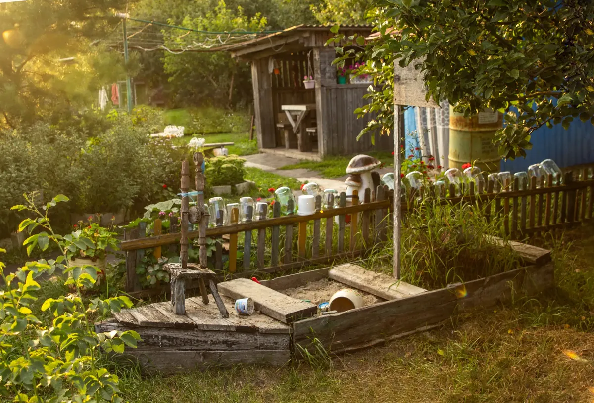 太陽光が当たる garden のシーン。rustic な要素と豊かな緑が、後園の設定にある。