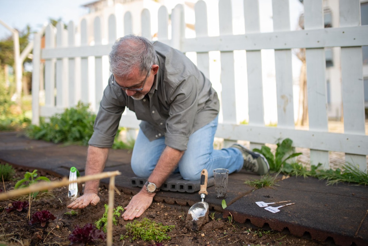 BodenpH-Testgerät in einem Gartenbecken