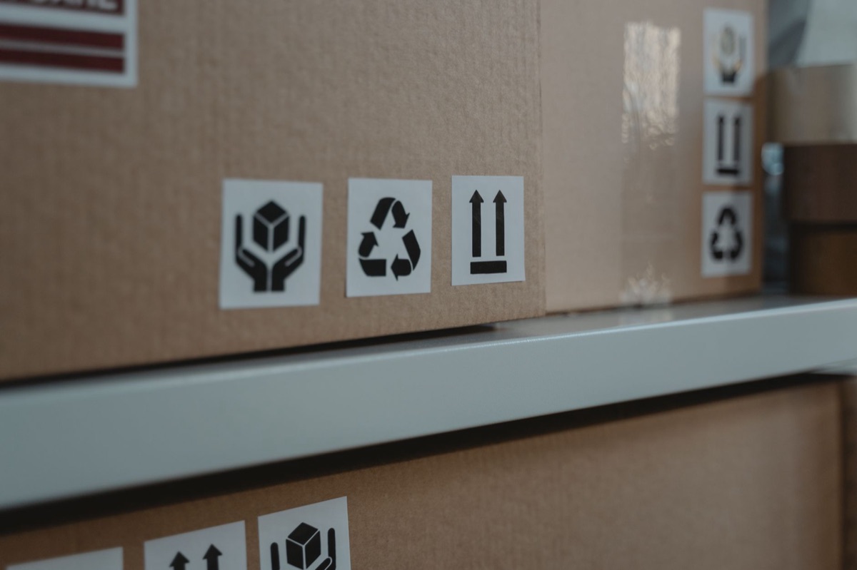 Caja de vegetales con etiqueta de almacenamiento